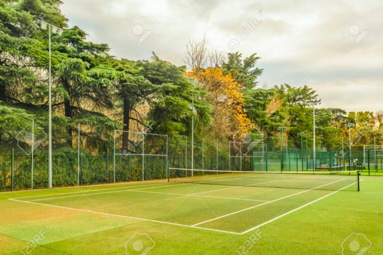empty tennis court, retiro park, madrid